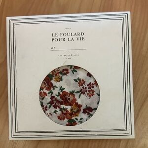 BNIB Sezane le Foulard Pour la Vie